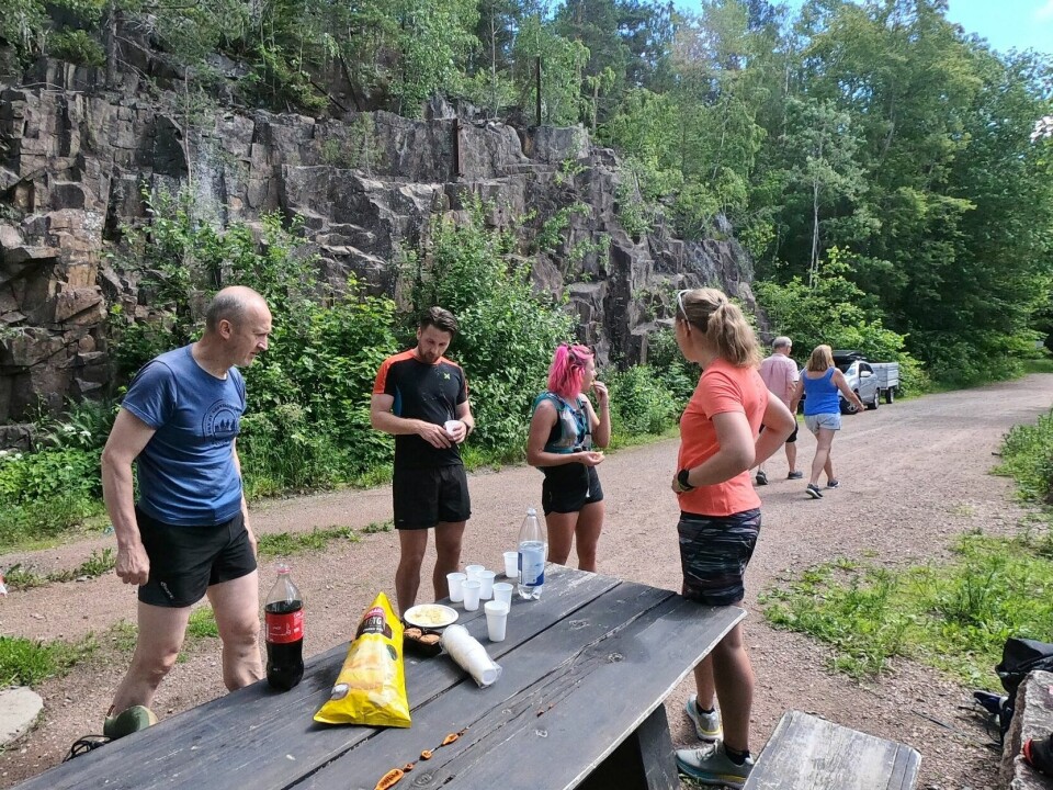 Det var en fin og varm dag på Löplabbets NestenMidtsommerMaraton John_Aslak_Bøe_foto_4_matstasjon_Gullhaugkleiva.jpg