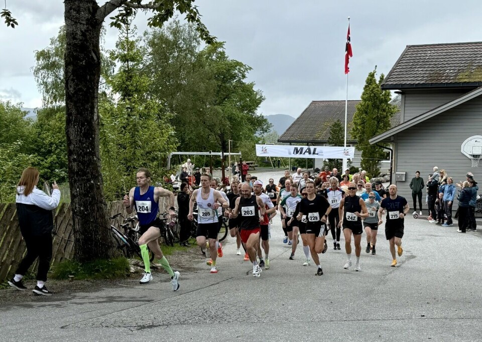 Starten er fra skolen på Stette. Det starter med en nedoverbakke etter 100 meter. Kristian Nedregård tar teten. Foto: Helge Fuglseth Starten er fra skolen på Stette. Det starter med en nedoverbakke etter 100 meter. Foto: Helge Fuglseth