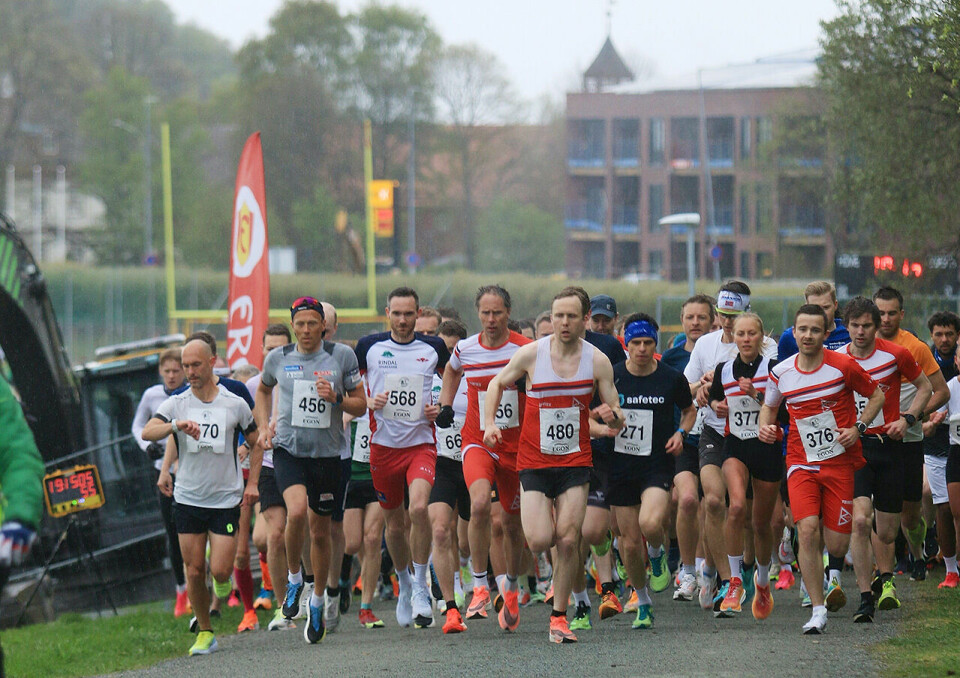 Starten har akkurat gått på 10 kilometeren, og vi ser beste kvinne, Marte Lien Johnsen med startnummer 377 og beste mann, Tommy Bangjord Hove med startnummer 376. (Foto: Pawel Sikorski) Starten har akkurat gått på 10 kilometeren, og vi ser beste kvinne, Marte Lien Johnsen med startnummer 377 og beste mann, Tommy Bangjord Hove med startnummer 376. (Foto: Pawel Sikorski)