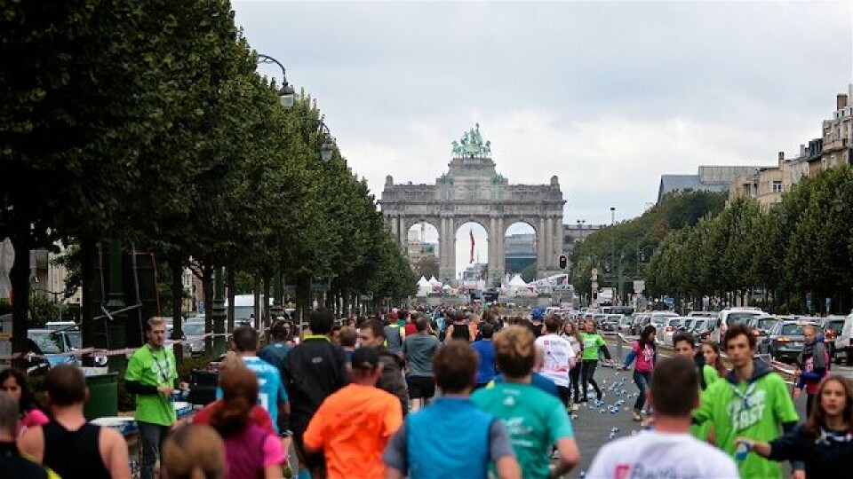 Fra årets Brussel Marathon som gikk i kjølig vær med litt regn. Deltagerne løper mot Triumfbuen i Jubelparken. (Foto: be.brussels) Fra årets Brussel Marathon som gikk i kjølig vær med litt regn. Deltagerne løper mot Triumfbuen i Jubelparken. (Foto: be.brussels)