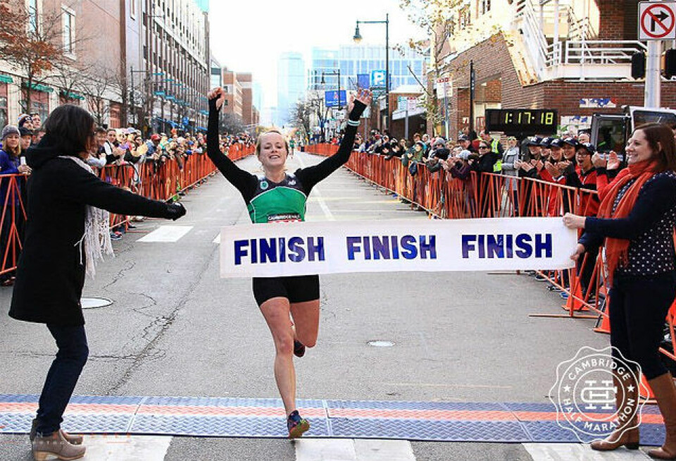 Karoline Skattebro fikk gleden av å bryte målbandet som vinner av Cambridge Half Marathon. (Foto: arrangøren) Karoline Skattebro fikk gleden av å bryte målbandet som vinner av Cambridge Half Marathon. (Foto: arrangøren)