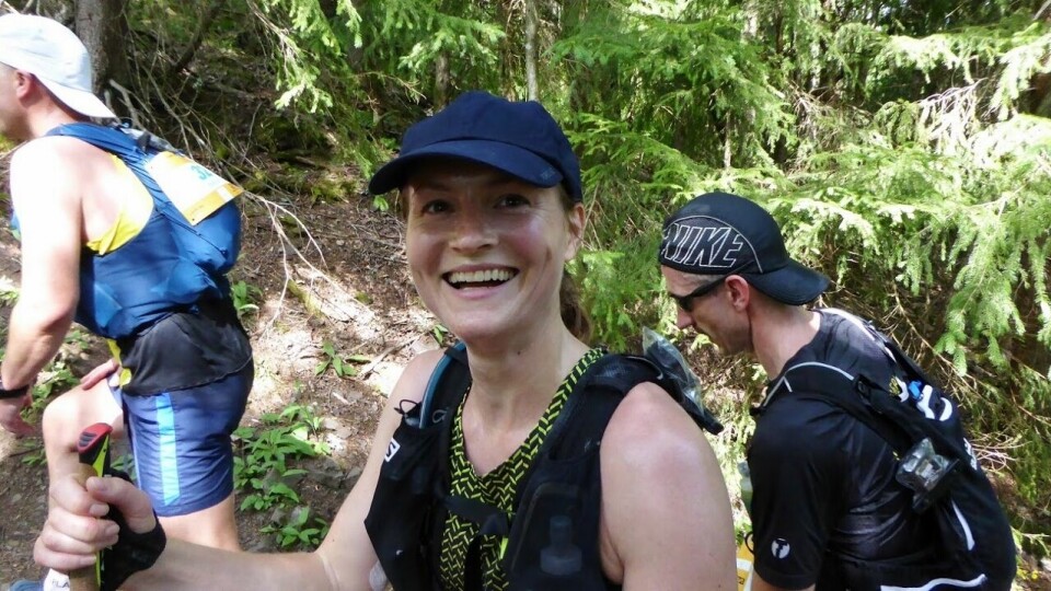 Annette Velde Sande smiler til fjorårets læremester - fotografen - på vei opp mot Kolsåstoppen lørdag formiddag. (Foto: Henning Lauridsen) Annette Velde Sande smiler til fjorårets læremester - fotografen - på vei opp mot Kolsåstoppen lørdag formiddag. (Foto: Henning Lauridsen)