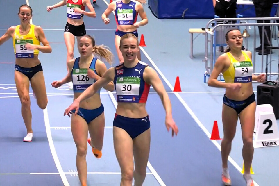 Malin Nyfors stolte på spurten sin og vant 800 m foran svenske Julia Nielsen og finske Veera Mattila. (Skjermbilde fra NRK) Malin Nyfors stolte på spurten sin og vant 800 m foran svenske Julia Nielsen og finske Veera Mattila. (Skjermbilde fra NRK)