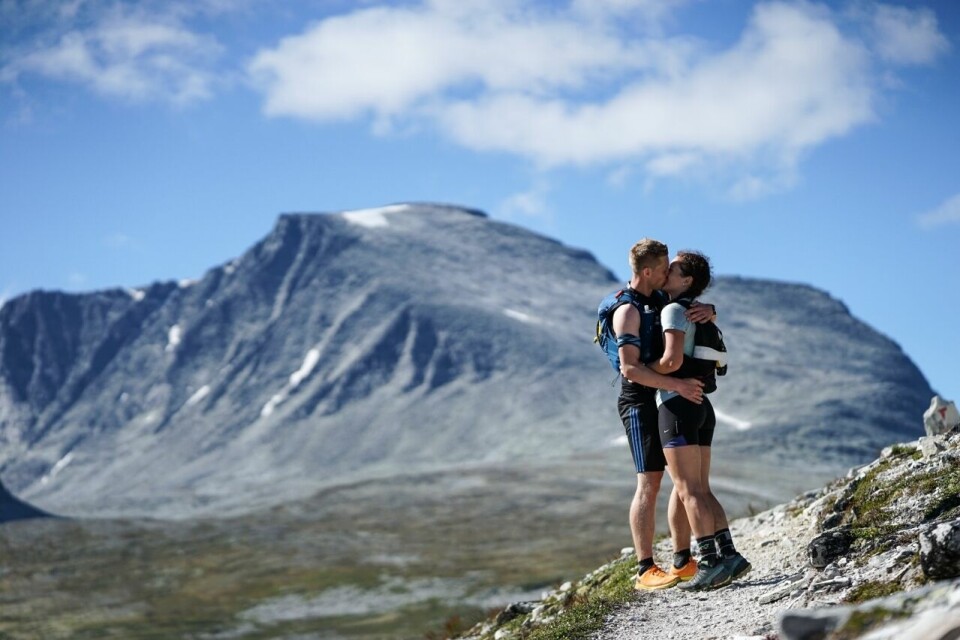 Det er lett å bli forelsket i slike omgivelser som møtte løperne i Rondane 100. For ordens skyld: Det er ikke løpets vinnere på bildet. (Foto: Tore Martin Søbak Gundersen) Det er lett å bli forelsket i slike omgivelser som møtte løperne i Rondane 100. For ordens skyld: Det er ikke løpets vinnere på bildet. (Foto: Tore Martin Søbak Gundersen)