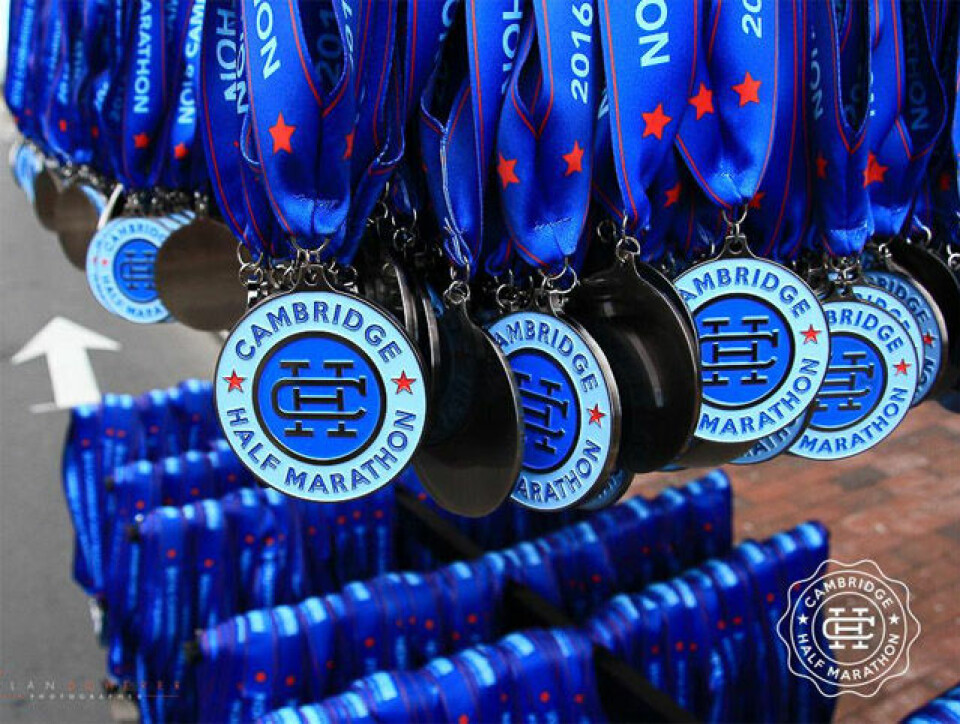 Karoline Skattebo vant Cambridge Half Marathon på 1.17.19 Cambridge_medaljer.jpg