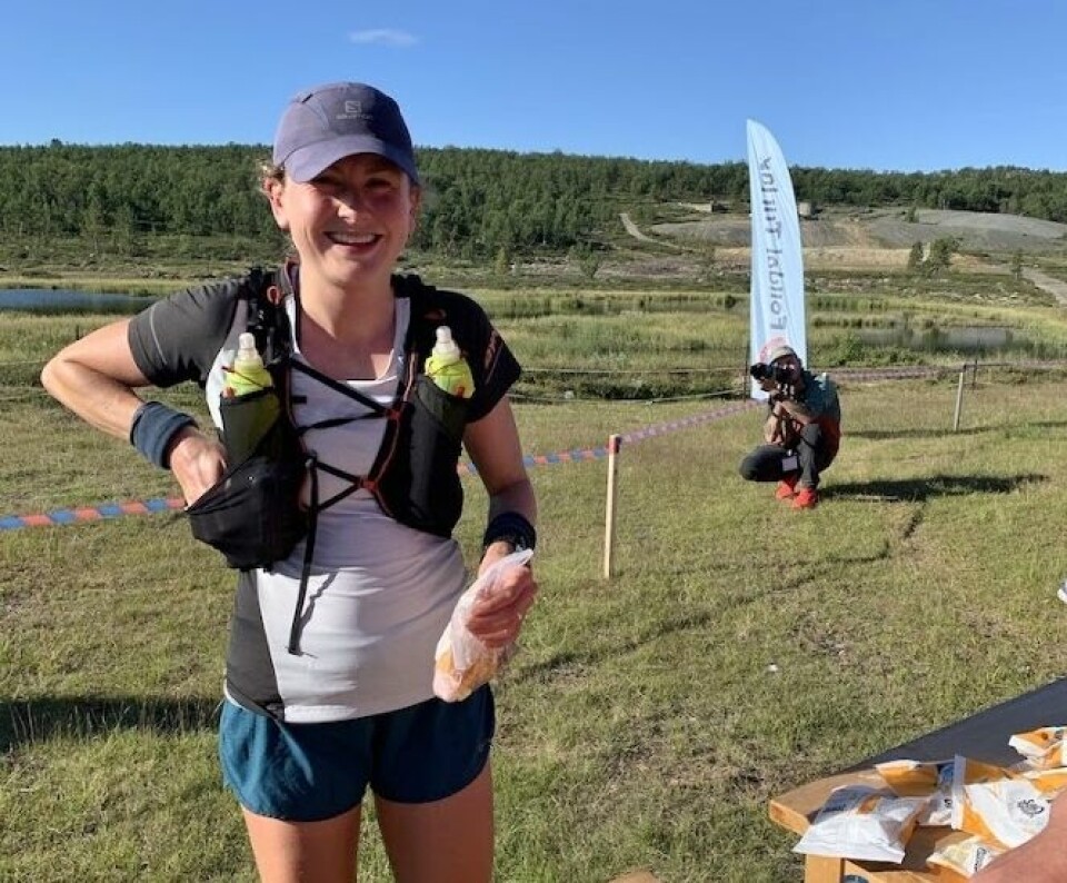 Molly Bazilchuk og Paul Ogier vant Salomon Rondane 100 Molly_drikkestasjon.jpg