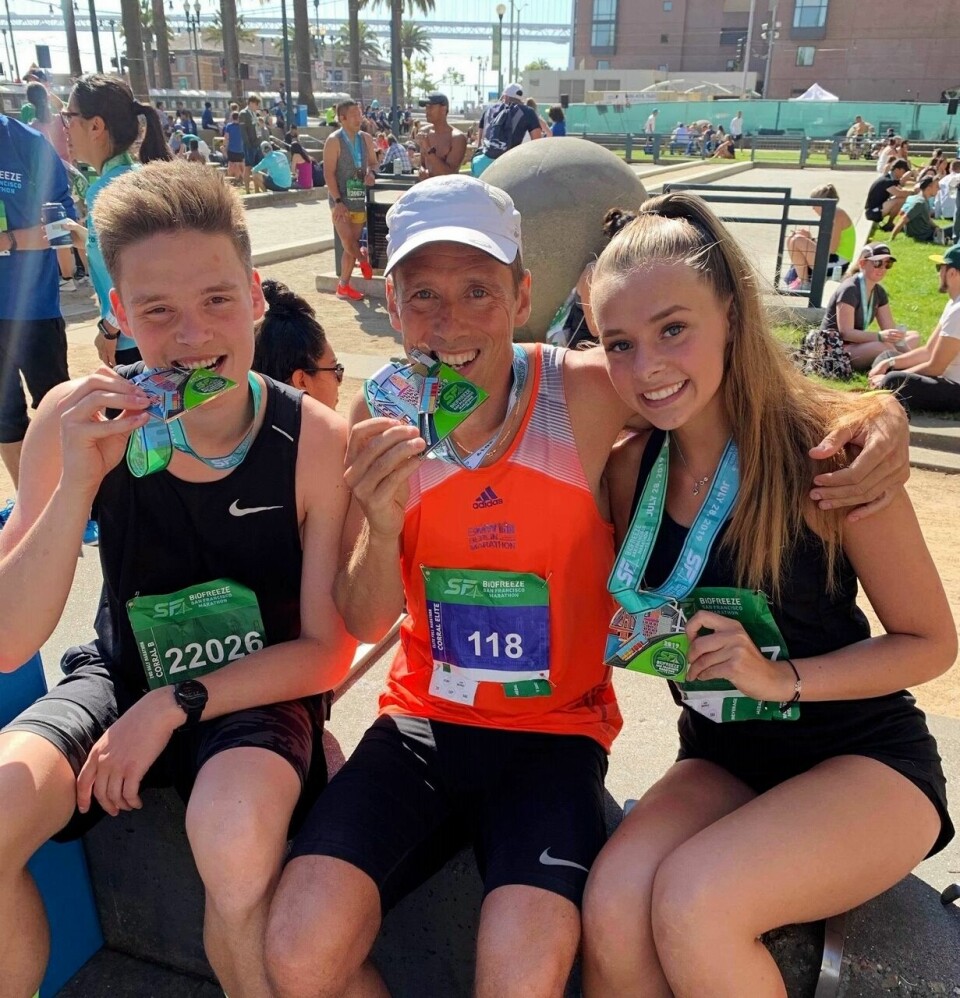 Håkon Landro sammen med barna Sander og Synne som løp halvmaraton i San Francisco. Medaljene er derimot gedigne for alle. (Privat foto) Håkon Landro sammen med barna Sander og Synne som løp halvmaraton i San Francisco. Medaljene er derimot gedigne for alle. (Privat foto)