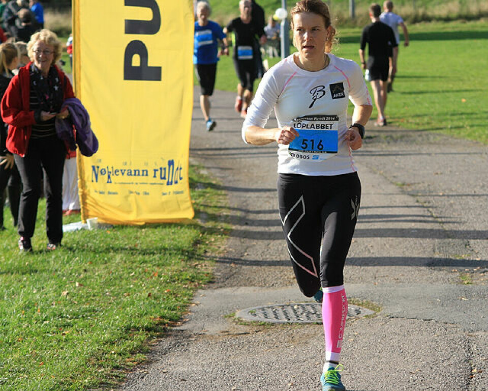 Nøklevann Rundt med ny deltakerrekord i strålende høstvær 156.Jill_Joergensen_10_km_ferdig.jpg