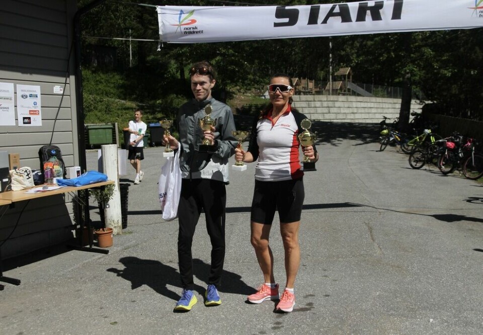 De to vinnerne i Kleiva Rundt, Kristian Nedregård og Kari-Anne Tryggestad Ryste. Det vanket både klassevinnerpokal, vandrepokal, gavepremie og gavekort på de to De to vinnerne i Kleiva Rundt, Kristian Nedregård og Kari-Anne Tryggestad Ryste. Det vanket både klassevinnerpokal, vandrepokal, gavepremie og gavekort på de to