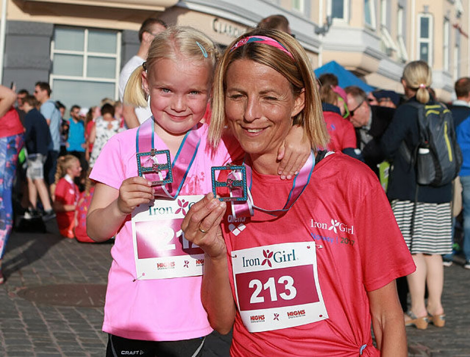Løpedronning: I 2006 tok Susanne Wigene sølv på 10.000 m i EM. Fredag kveld tok dattera Othelie (fem og et halvt år) steget opp fra korte barneløp til 5000 m gateløp. Da gikk det ikke like fort for Susanne som i 2006. - Det er Othelie som presiserte av hun ikke lenger er fem, men fem og et halvt år. (Foto: Kjell Vigestad) Løpedronning: I 2006 tok Susanne Wigene sølv på 10.000 m i EM. Fredag kveld tok dattera Othelie (fem og et halvt år) steget opp fra korte barneløp til 5000 m gateløp. Da gikk det ikke like fort for Susanne som i 2006. - Det er Othelie som presiserte av hun ikke lenger er fem, men fem og et halvt år. (Foto: Kjell Vigestad)