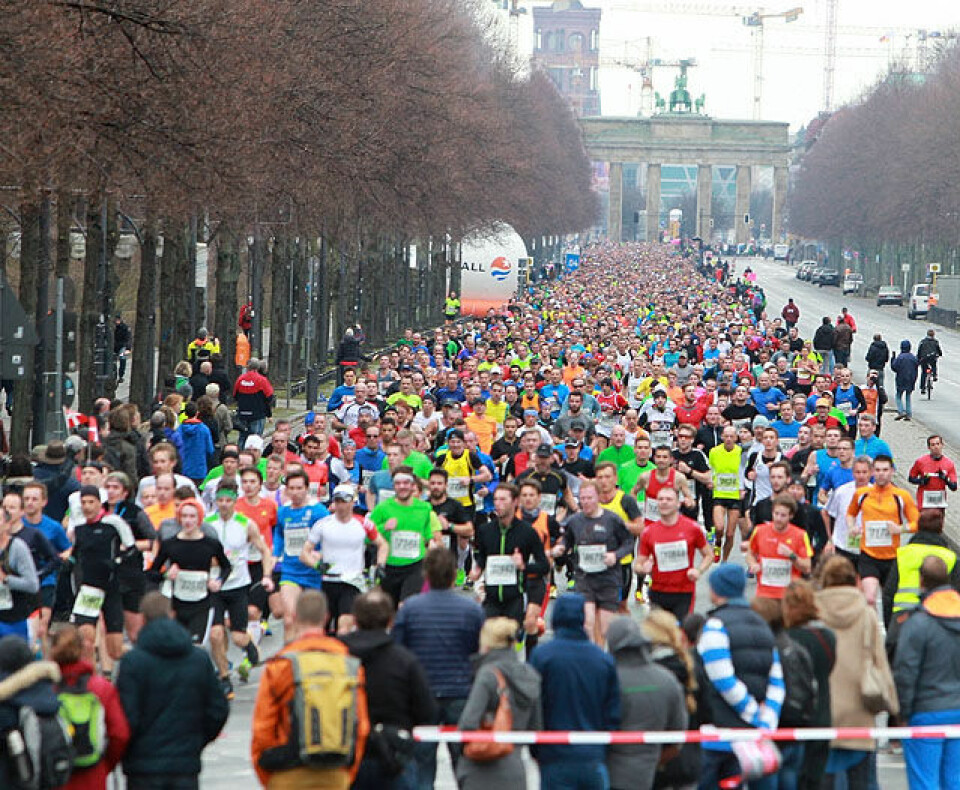 Deltakerrekord: 24 696 fullførte halvmaraton i Berlin. Her fyller løperne strekningen på 1,5 km mellom Siegessäule og Brandenburger Tor. (Foto: Kjell Vigestad) Deltakerrekord: 24 696 fullførte halvmaraton i Berlin. Her fyller løperne strekningen på 1,5 km mellom Siegessäule og Brandenburger Tor. (Foto: Kjell Vigestad)