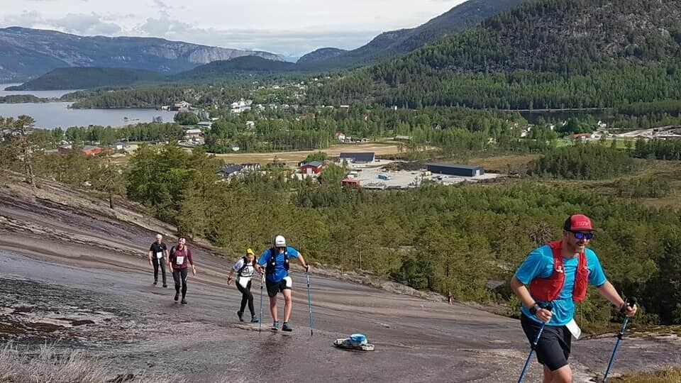 De fantastiske svabergene oppover Skuggenatten måtte passeres fem ganger for de som løp Skuggenatten Ultra. (Arrangørfoto) De fantastiske svabergene oppover Skuggenatten måtte passeres fem ganger for de som løp Skuggenatten Ultra. (Arrangørfoto)