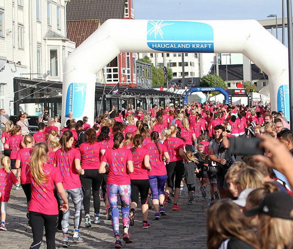 265 Irongirls farget Indre kai i Haugesund rødrosa Start_bakfra_hele_kaia_full_A20G9645.jpg