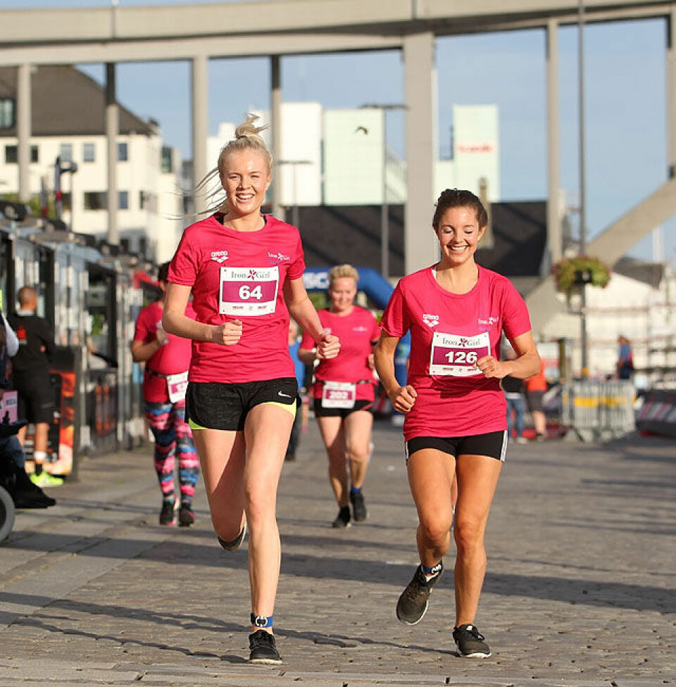 265 Irongirls farget Indre kai i Haugesund rødrosa Damer_broa_A20G9768.jpg