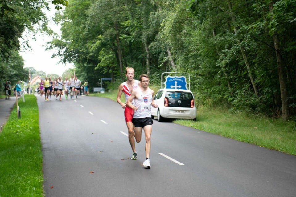 Trond Einar Moen Pedersli i rygg på vinneren Mikael Johnsen ut fra start i Hasle mandag. (Foto fra Etape Bornholms facebookside) Trond Einar Moen Pedersli i rygg på vinneren Mikael Johnsen ut fra start i Hasle mandag. (Foto fra Etape Bornholms facebookside)