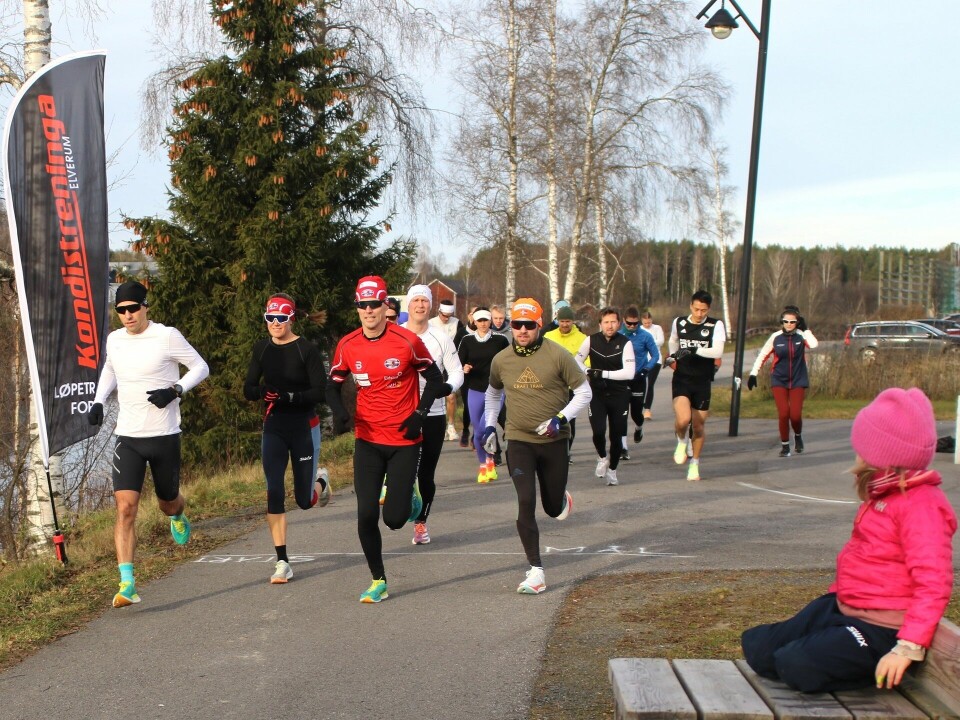 Starten har gått for 10 km med 18 løpere i feltet. (Foto: Rolf Bakken) Starten har gått for 10 km med 18 løpere i feltet. (Foto: Rolf Bakken)