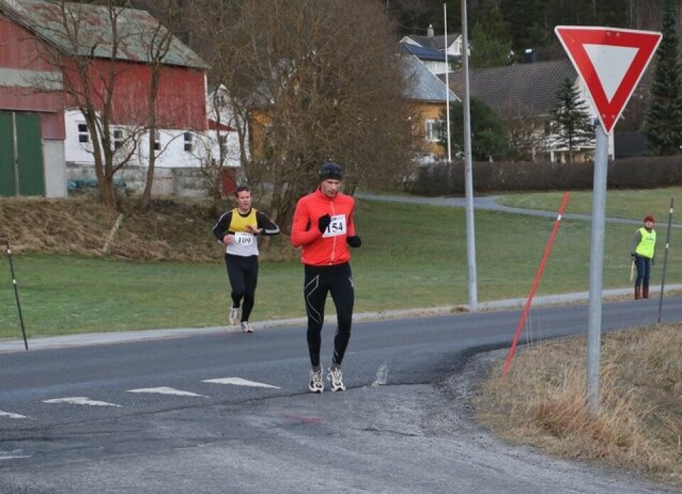 Joachim Tranvåg vant det tredje løpet i Grimstadvatnet rundt 11_VidarUtrehauge_og_Segrov.jpg