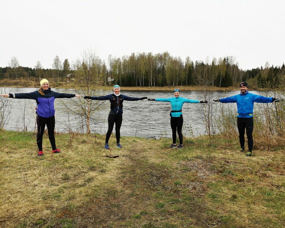 Kondistrening på to armlengders avstand langs Glomma. Kondistrening på to armlengders avstand langs Glomma.