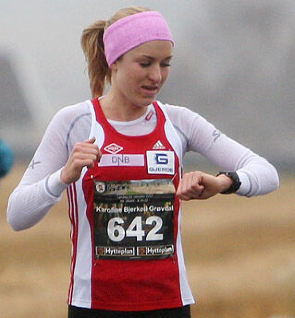 Mot rekord: Karoline Bjerkeli Grøvdal passerer 8 km-skiltet og sjekker passeringstida. Hun kan konstatere at hun ligger meget godt an. Kirsten Marathon Melkevik hadde den gamle løyperekorden på gode 33.20. Nå ble det en forbedring av rekorden med over ett og et halvt minutt. Mot rekord: Karoline Bjerkeli Grøvdal passerer 8 km-skiltet og sjekker passeringstida. Hun kan konstatere at hun ligger meget godt an. Kirsten Marathon Melkevik hadde den gamle løyperekorden på gode 33.20. Nå ble det en forbedring av rekorden med over ett og et halvt minutt.