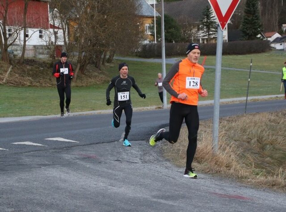 Joachim Tranvåg vant det tredje løpet i Grimstadvatnet rundt 15_Helge_F_og_ArneHeggen.jpg