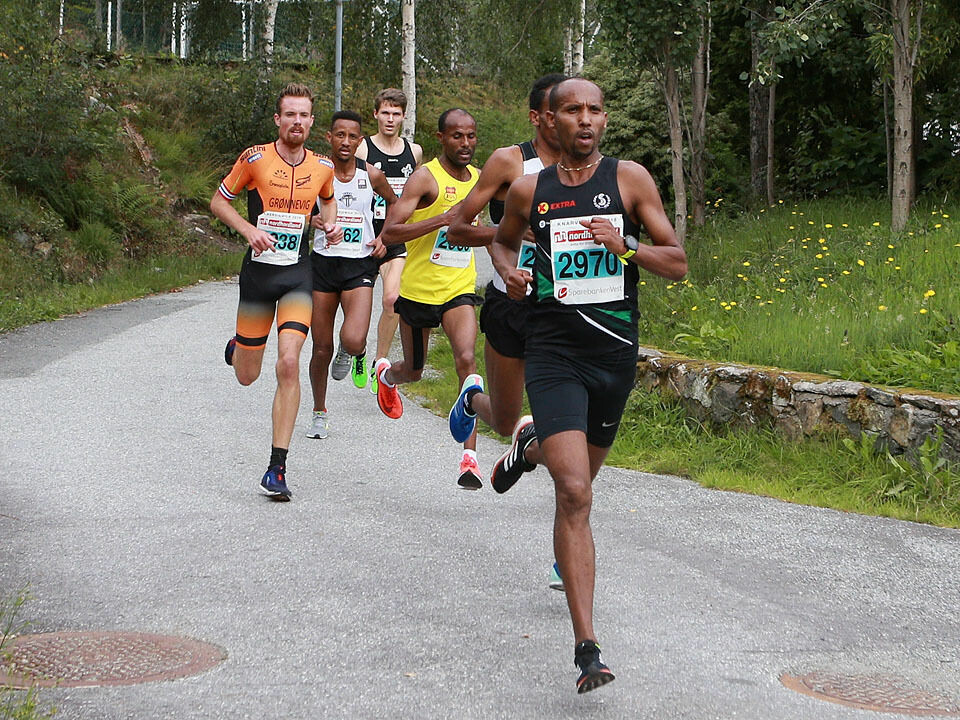 Runa Falck og Okubamichael Fissehatsion vant Knarvikmila Teten_menn_etter_3km_AZ3T7092.jpg