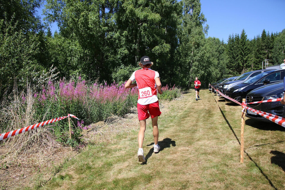 William Norheim Bergquist løp hele 10km-løypa baklengs. William Norheim Bergquist løp hele 10km-løypa baklengs.