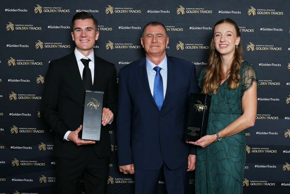 Jakob Ingebrigtsen – én av ti som kan bli kåret som årets europeiske friidrettsutøver Jakob Ingebrigtsen sammen med European Athletics president Dobromir Karamarinov og Femke Bol på prisutdelingen lørdag (Foto: European Athletics)