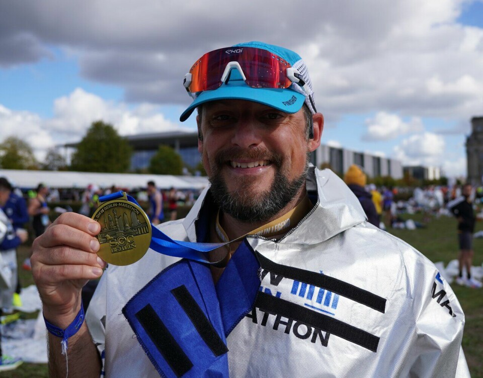 Mange gode norske resultater i Berlin Marathon 2024 En utlending som viser fram medaljen sin etter målgang i Berlin Marathon 2024