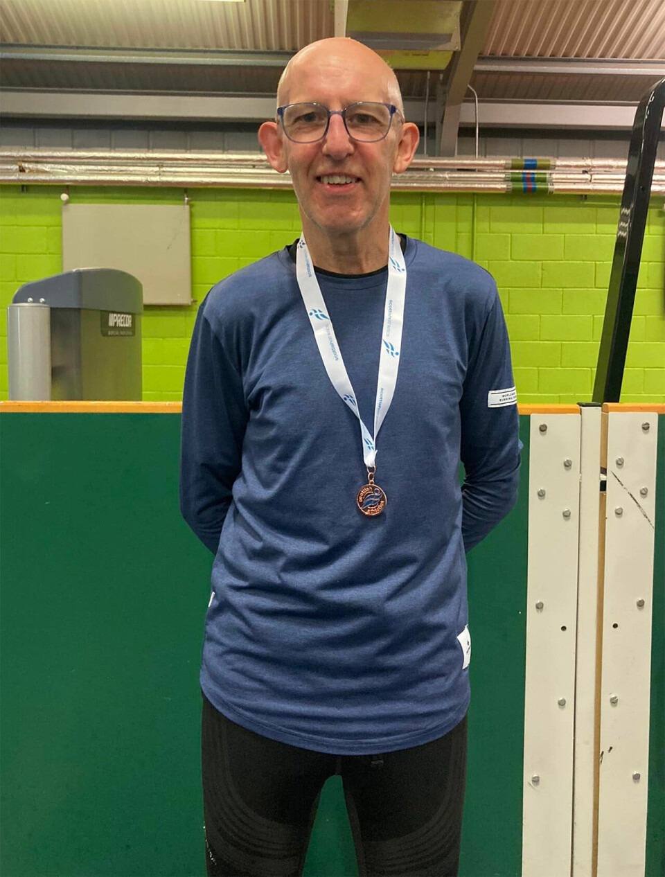 65 år gamle Alastair Walker løp 10 km på 34.32 og satte verdensrekord Alastair-Walker-pall.jpg