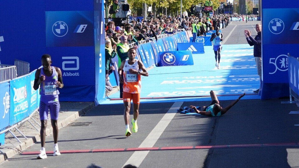 Mange gode norske resultater i Berlin Marathon 2024 Vinner Milkesa Mengesha ligger på bakken, mens Cybrian Kotut (t.v) kom på andreplass, Haymanot Alew kom på tredje, og Stephen Kiprop er iferd med å løpe i mål som fjerdemann i Berlin Marathon 2024