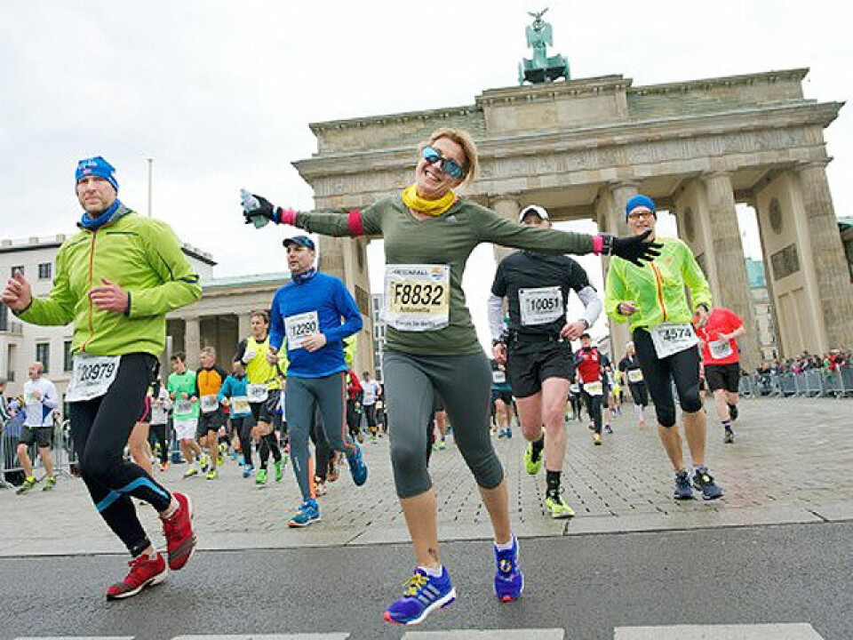 296 norske blant 24 697 som fullførte Berlin Halvmaraton - stor bildereportasje! Brandenburger_Tor_loepere_foto_arr.jpg