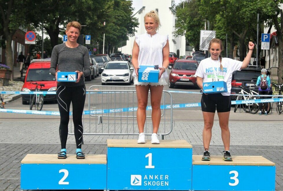 Esther Innselset (44) spring raskare for kvart år F.v: Esther Innselset, Marthe Kristine Hafsahl Karset og Kristin Vardebakken i H3 Hamar Hoka Maraton 2021