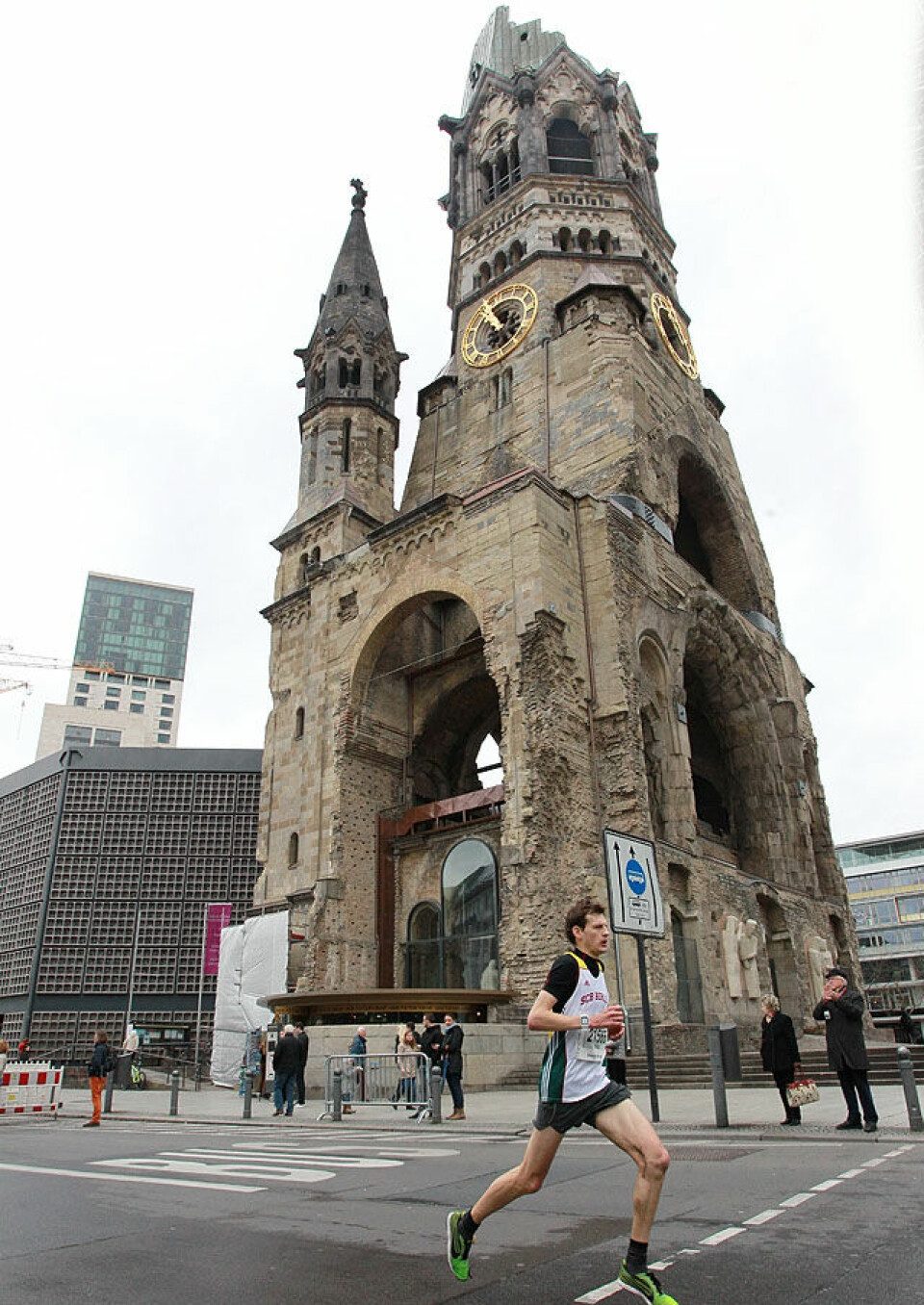 296 norske blant 24 697 som fullførte Berlin Halvmaraton - stor bildereportasje! Gedachtniskirche_og_Filip_Vercruysse_Belgia_A20G2456.jpg