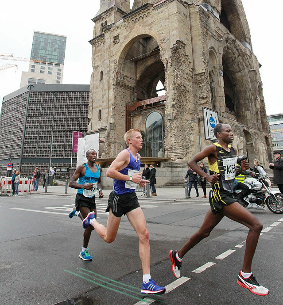 296 norske blant 24 697 som fullførte Berlin Halvmaraton - stor bildereportasje! Steffen_Uliczka_ved_Gedachtniskirche_A20G2424.jpg