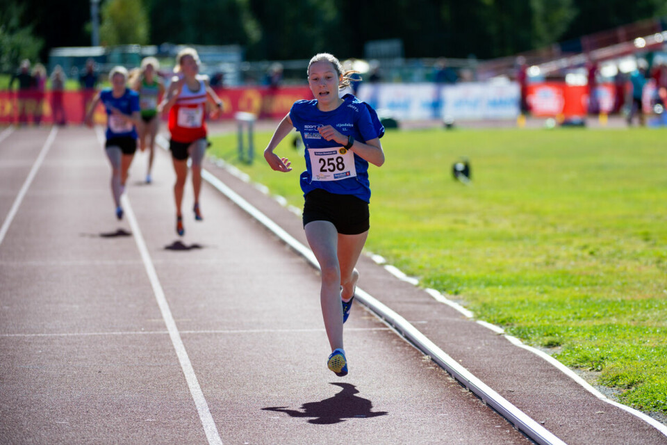 UM 2020: Oskar Opstad Vike (G16) og Anna Marie N. Sirevåg (J16) vant 3000 meter J16_3000m_Anna Hanstveit (258)_Spurt_DSC0447.jpg