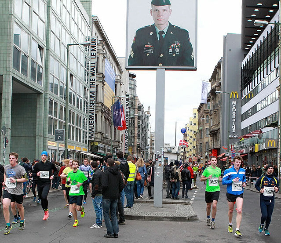296 norske blant 24 697 som fullførte Berlin Halvmaraton - stor bildereportasje! Checkpoint_Charlie_oversikt_A20G3986.jpg