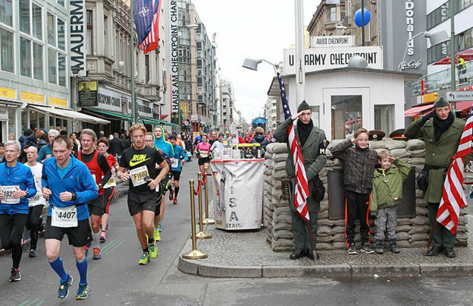 296 norske blant 24 697 som fullførte Berlin Halvmaraton - stor bildereportasje! Checkpoint_Charlie_3_A20G3998.jpg