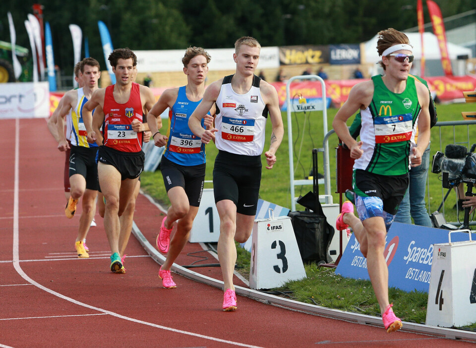 Spennende duell mellom forhåndsfavorittene på 800 m 800m_menn_finale_etter_1_runde_Solbu_drar_hardt_AZ3T1039.jpg