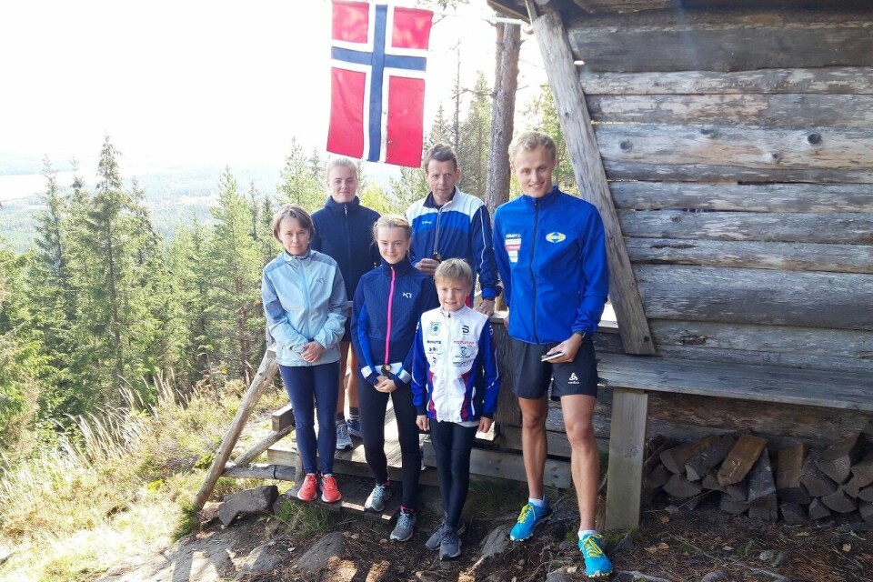Klassevinnere i Motbakkeløpet til Dronningens Utsikt søndag: Bak f.v Ingri Nyhaug og Bjørn Solbergseter, foran f.v. Hanne Narvestad, Silje Gåsvik Narvestad, Martin Holtet og Erik Husby. (Foto: Egil Solbergseter) Klassevinnere i Motbakkeløpet til Dronningens Utsikt søndag: Bak f.v Ingri Nyhaug og Bjørn Solbergseter, foran f.v. Hanne Narvestad, Silje Gåsvik Narvestad, Martin Holtet og Erik Husby. (Foto: Egil Solbergseter)