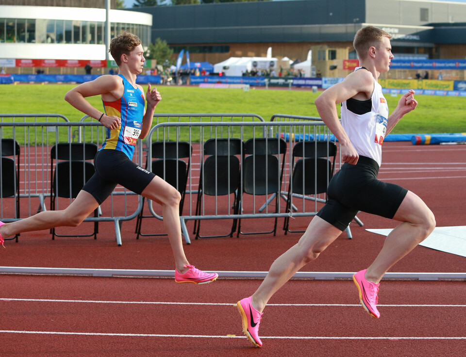 Spennende duell mellom forhåndsfavorittene på 800 m 800m_menn_finale_Groenstad_med_nettopp_avsluttet_400m-finale_AZ3T1013.jpg