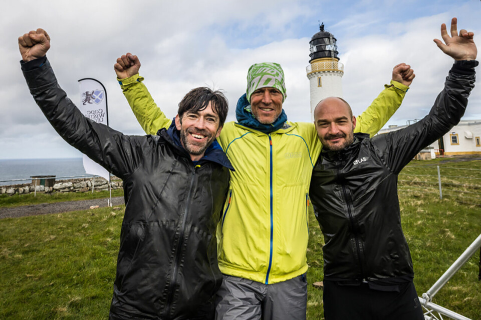 Thomas Øderud (t.h.) tok en sterk andreplass i Cape Wrath Ultra i Skottland. Her sammen med David Barry til venstre (2. plass) og vinneren Graham Walton i midten. (Foto: ©Cape Wrath Ultra® | No Limits Photography) Thomas Øderud (t.h.) tok en sterk andreplass i Cape Wrath Ultra i Skottland. Her sammen med David Barry til venstre (2. plass) og vinneren Graham Walton i midten. (Foto: ©Cape Wrath Ultra® | No Limits Photography)