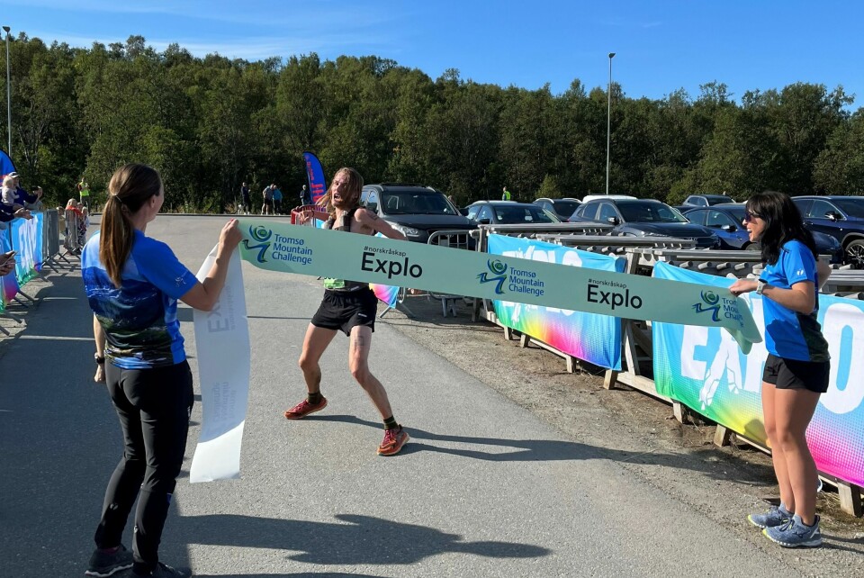 En veldig glad Stian Sommerseth er klar til å bryte målseilet som vinner av NM terrengultra. (Arrangørfoto) Stian Sommerseth er klar til å bryte målseilet som vinner av NM terrengultra.