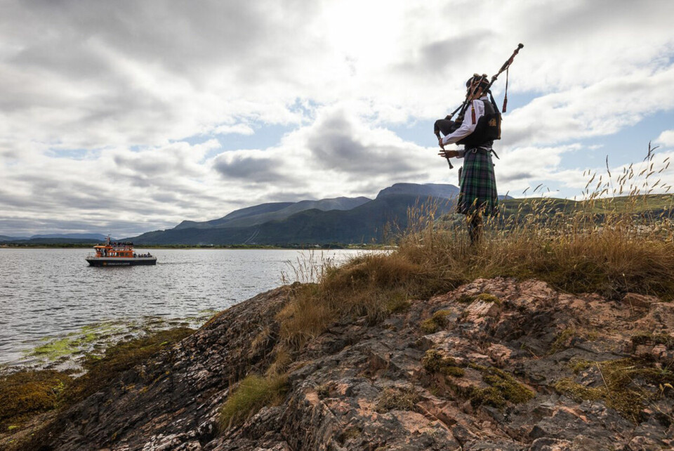 Thomas Øderud med andreplass i Cape Wrath Ultra sekkepipe.jpg