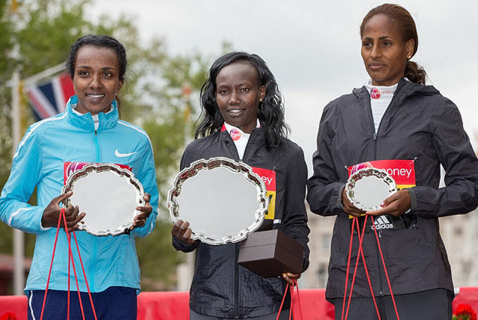 Mary Keitany nærmer seg Radcliffes rekord - 2.17.01 i London Tirunesh Dibaba ETH (second) Mary Keitany KEN (winner) and Aselefech Mergia ETH on the podium after the Elite Womens Race. The Virgin Money London Marathon, 23rd April 2017.
Photo: Jed Leicester for Virgin Money London Marathon
For further informatio