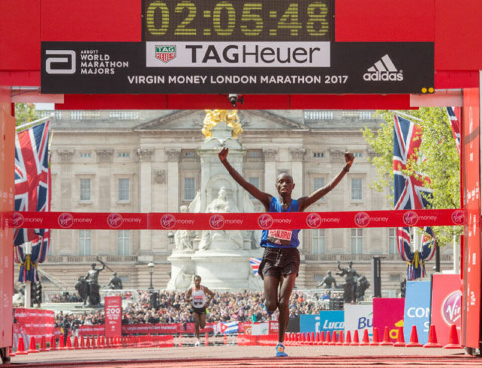 Mary Keitany nærmer seg Radcliffes rekord - 2.17.01 i London Daniel Wanjiru KEN crosses the line to win the Elite Mens Race. The Virgin Money London Marathon, 23rd April 2017.
Photo: Roger Allen for Virgin Money London Marathon
For further information: media@londonmarathonevents.co.uk