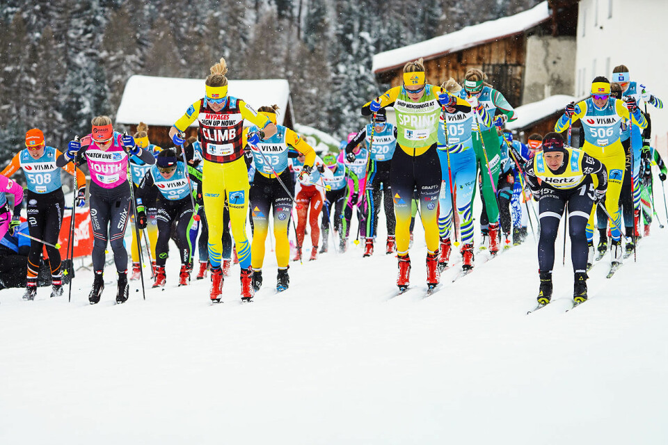 Astrid Øyre Slind og de fleste elitelangløperne staker på blanke ski. Men hvor mye har det for seg for vanlige skimosjonister å prøve på det samme? (Foto: La Venosta) Astrid Øyre Slind og de fleste elitelangløperne staker på blanke ski. Men hvor mye har det for seg for vanlige skimosjonister å prøve på det samme? (Foto: La Venosta)