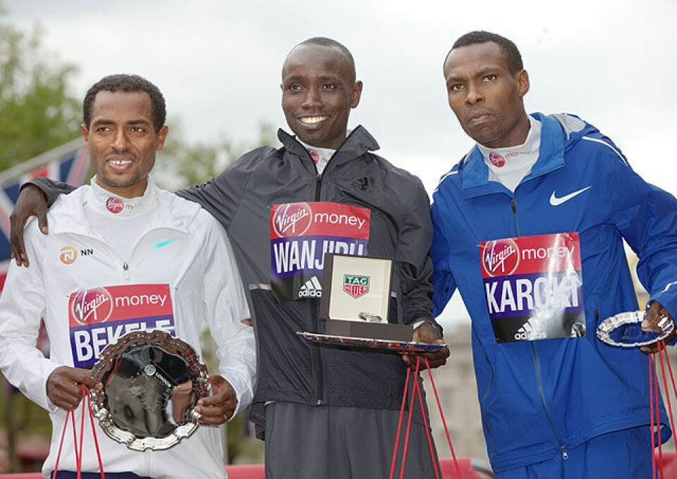 Mary Keitany nærmer seg Radcliffes rekord - 2.17.01 i London Daniel Wanjiru KEN, Kenenisa Bekele ETH and Bedan Karoki Muchiri KEN pose with their respective winning salvers at the Elite Mens Race Presentation. The Virgin Money London Marathon, 23rd April 2017.Photo: Jed Leicester for Virgin Money London Maratho
