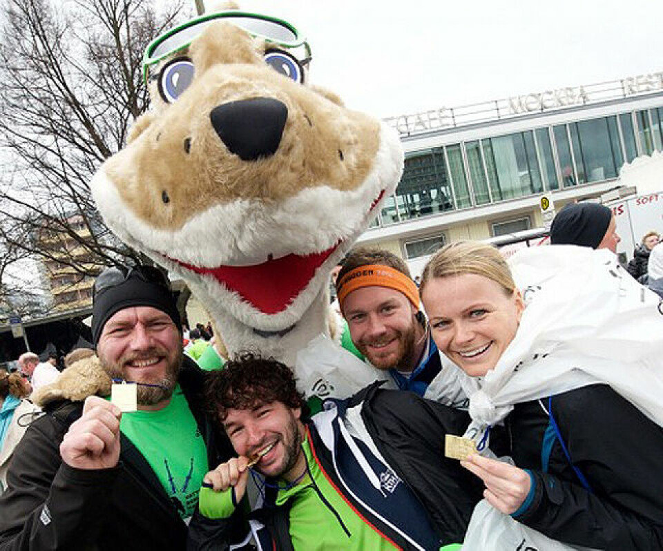 296 norske blant 24 697 som fullførte Berlin Halvmaraton - stor bildereportasje! Maskot_og_deltakere_med_medaljer.jpg