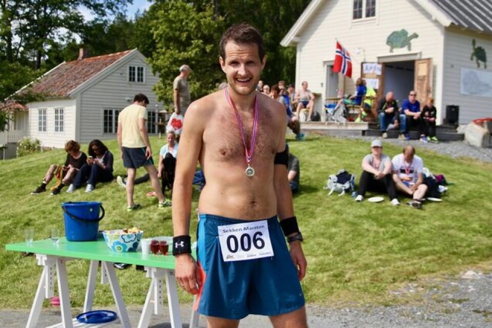 Erik Fuglseth fra Molde hadde tatt fergeturen over til øya Sekken i Romsdalsfjorden for å springe sitt første maraton. Det gikk så pass godt at han vant heile løpet. Erik Fuglseth fra Molde hadde tatt fergeturen over til øya Sekken i Romsdalsfjorden for å springe sitt første maraton. Det gikk så pass godt at han vant heile løpet.