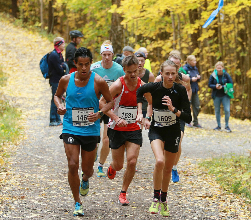 Nøklevann Rundt for 38. gang lørdag - 1230 allerede påmeldt 5km_Sofie_N_Hustad_dame_nr2_leder_an_menn_AZ3T2189.jpg